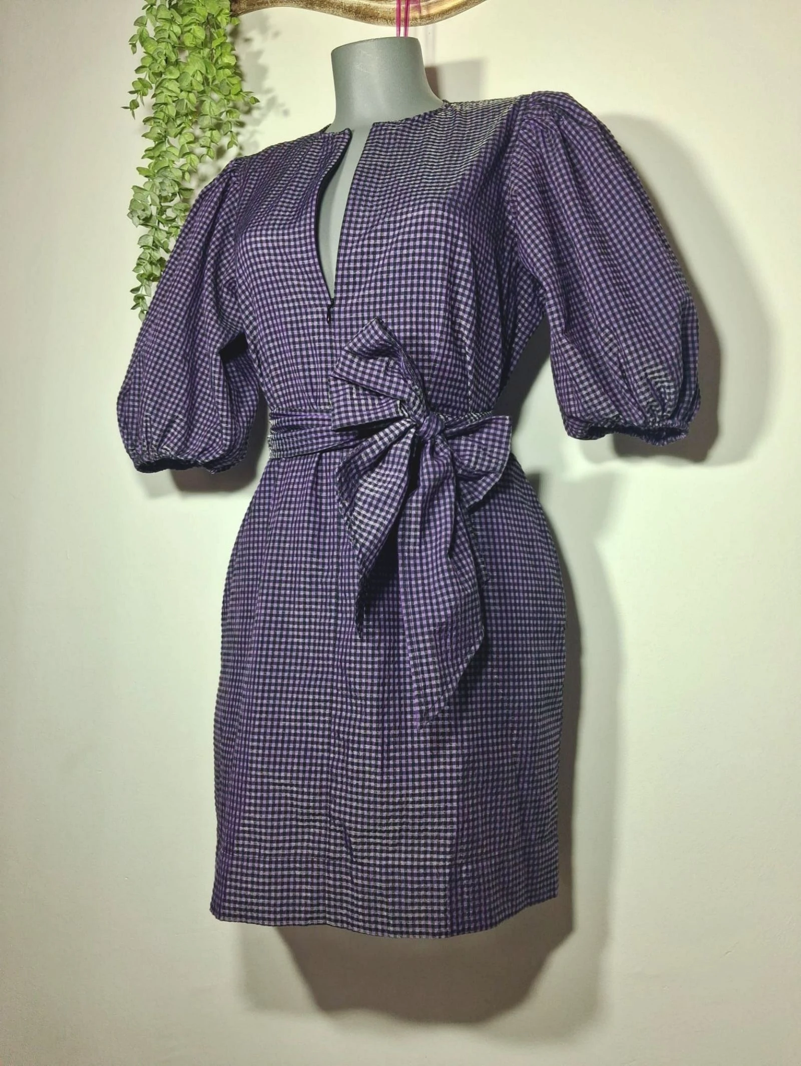 Vestido GANNI vichy morado con brillo sutil, mangas abullonadas T34